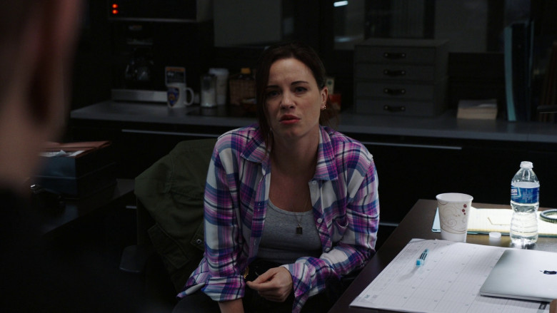 Apple MacBook Laptops in Law & Order: Special Victims Unit S24E21 "Bad Things" (2023) - 370211