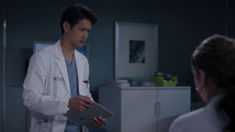 Microsoft Surface Tablets in Grey's Anatomy S19E20 "Happily Ever After?" (2023) - 372400