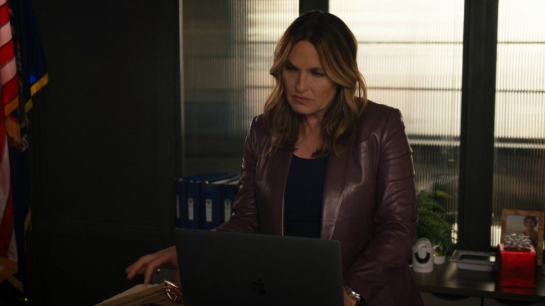 Apple MacBook Laptops in Law & Order: Organized Crime S03E22 "With Many Names" (2023) - 372723