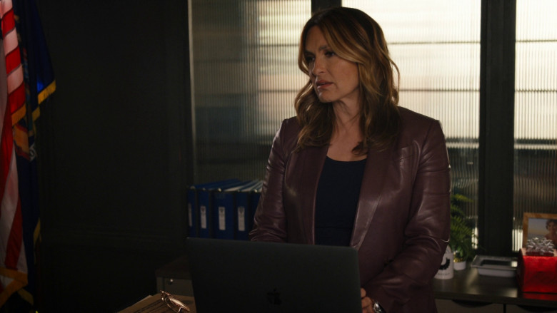 Apple MacBook Laptops in Law & Order: Organized Crime S03E22 "With Many Names" (2023) - 372724