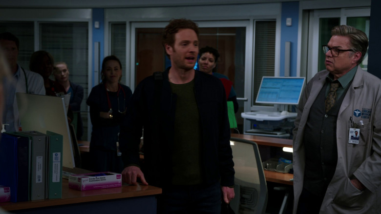 Apple iMac Computers in Chicago Med S08E22 "Does One Door Close and Another One Open?" (2023) - 374585