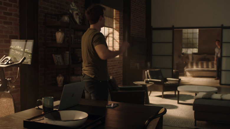 Apple MacBook Laptop of Ronen Rubinstein as Tyler Kennedy 'TK' Strand in 9-1-1: Lone Star S04E16 "A House Divided" (2023) - 368559