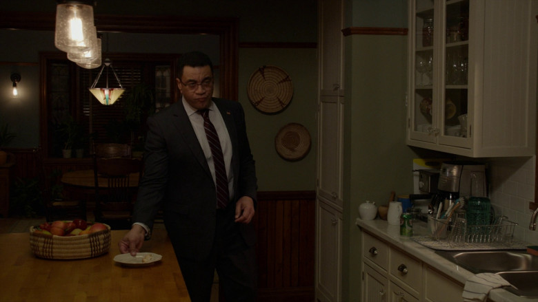 Canada Dry Can in The Blacklist S10E12 "Dr. Michael Abani" (2023) - 370264