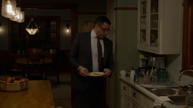 Canada Dry Can in The Blacklist S10E12 "Dr. Michael Abani" (2023) - 370265