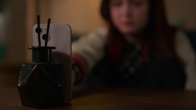 Apple iPhone Smartphone of Anna Cathcart in XO, Kitty S01E10 "OTP" (2023) - 371787