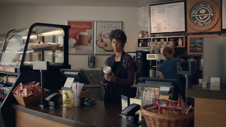 The Coffee Bean & Tea Leaf Shop and Kettle Chips in Barry S04E06 "the wizard" (2023) - 370029