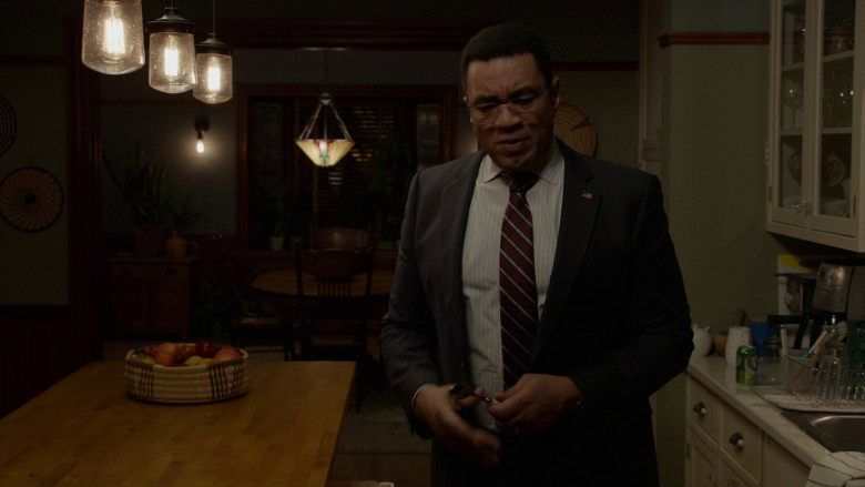 Canada Dry Can in The Blacklist S10E12 "Dr. Michael Abani" (2023) - 370267