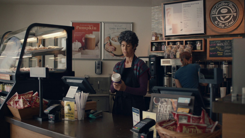 The Coffee Bean & Tea Leaf Shop and Kettle Chips in Barry S04E06 "the wizard" (2023) - 370030