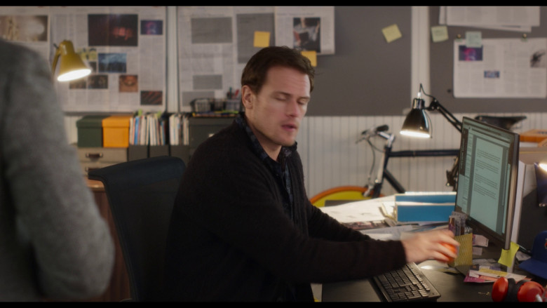 Dell Monitor and PC Keyboard Used by Sam Heughan as Rob Burns in Love Again (2023) - 373188