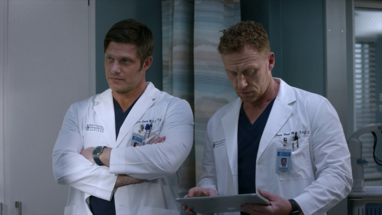 Microsoft Surface Tablets in Grey's Anatomy S19E19 "Wedding Bell Blues" (2023) - 372376