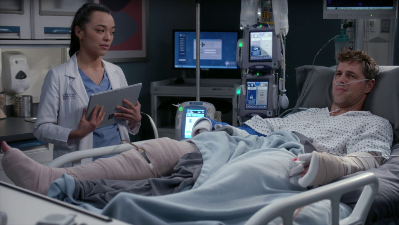 Microsoft Surface Tablets in Grey's Anatomy S19E18 "Ready to Run" (2023) - 369451
