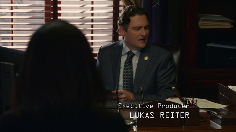 Dell Monitor of Toby Leonard Moore as Congressman Arthur Hudson in The Blacklist S10E13 "The Sicilian Error of Color" (2023) - 372943