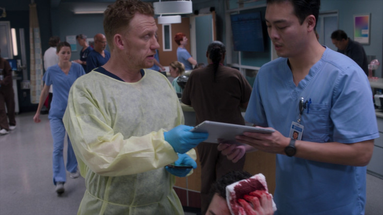 Microsoft Surface Tablets in Grey's Anatomy S19E20 "Happily Ever After?" (2023) - 372396