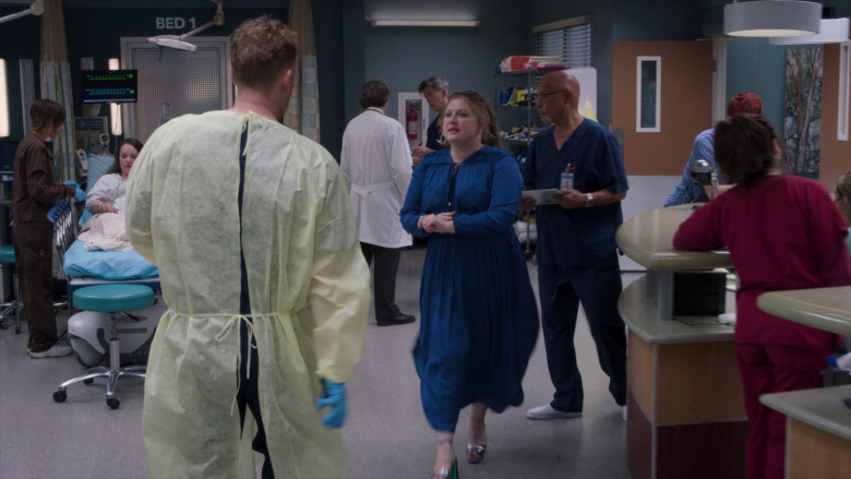 Microsoft Surface Tablets in Grey's Anatomy S19E20 "Happily Ever After?" (2023) - 372397