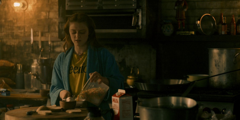 Cheerios Cereal T-Shirt Worn by Alexandra Doke as Sewer Girl in City on Fire S01E03 "The Family Business" (2023) - 369383