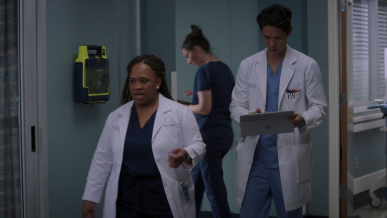 Microsoft Surface Tablets in Grey's Anatomy S19E18 "Ready to Run" (2023) - 369452