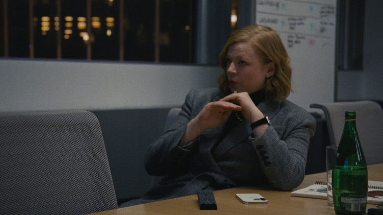 Apple iPhone Smartphones Used by Sarah Snook as Siobhan 'Shiv' Roy in Succession S04E08 "America Decides" (2023) - 369608