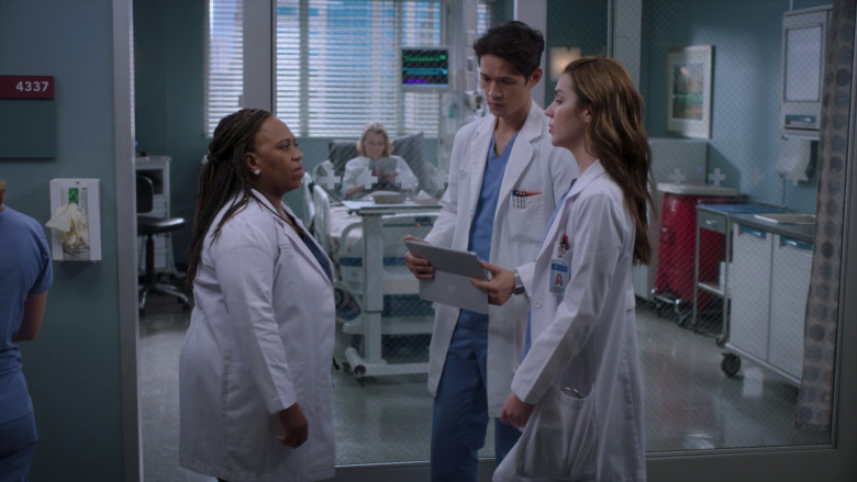 Microsoft Surface Tablets in Grey's Anatomy S19E18 "Ready to Run" (2023) - 369453