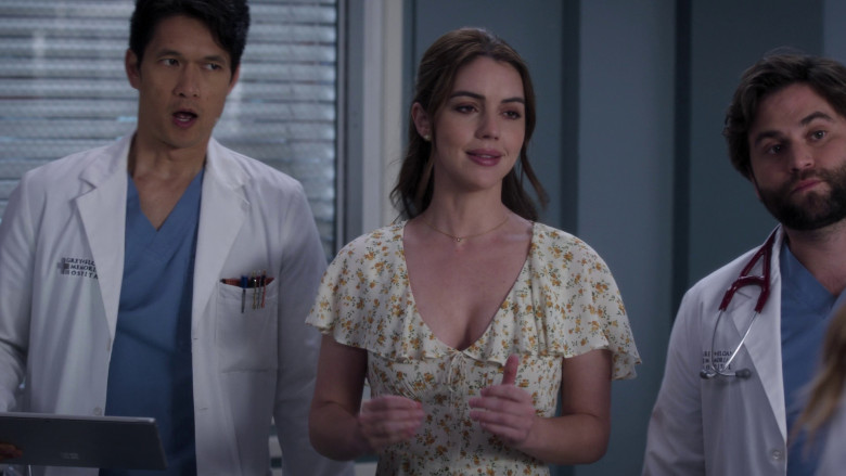 Microsoft Surface Tablets in Grey's Anatomy S19E20 "Happily Ever After?" (2023) - 372398