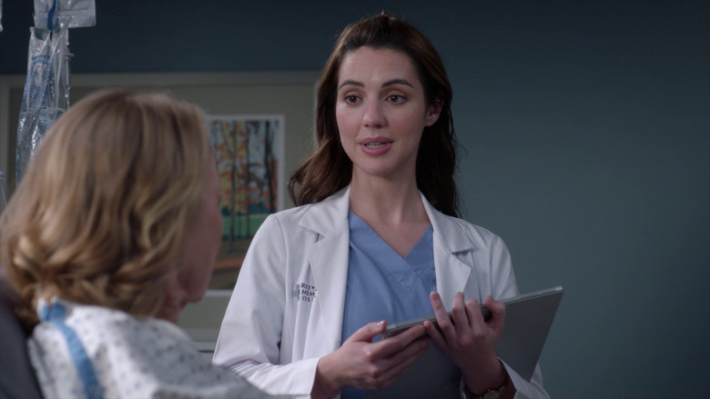Microsoft Surface Tablets in Grey's Anatomy S19E18 "Ready to Run" (2023) - 369454