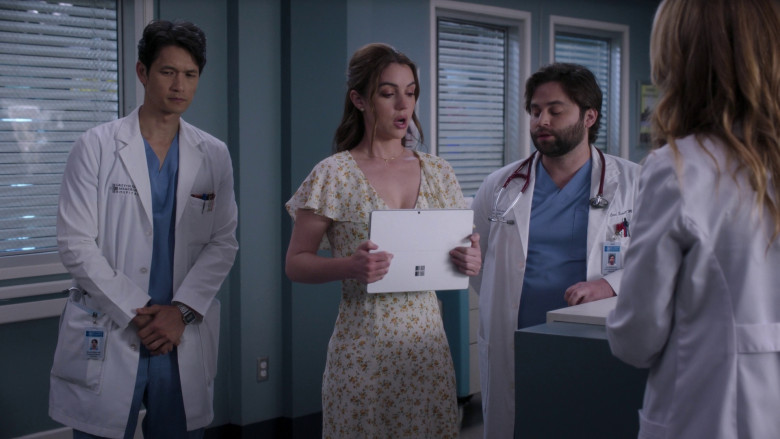 Microsoft Surface Tablets in Grey's Anatomy S19E20 "Happily Ever After?" (2023) - 372399