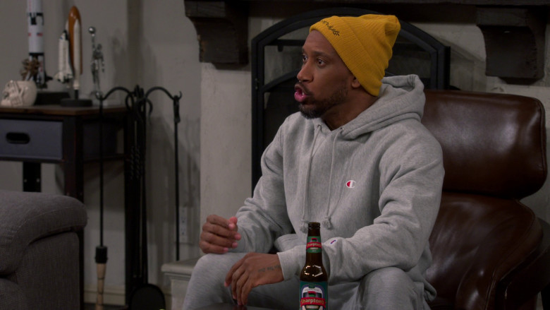 Champion Men's Hoodie and Sweatpants Tracksuit in The Neighborhood S05E20 "Welcome to the Other Neighborhood" (2023) - 369014