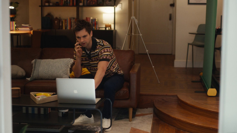 Apple MacBook Laptop Computers in The Other Two S03E03 "Cary Becomes Somewhat of a Name" (2023) - 369492