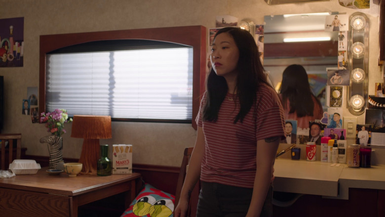 Mary's Gone Crackers, Ghia Non‑Alcoholic Apéritif and Sanzo Sparkling Water in Awkwafina Is Nora From Queens S03E03 "Love & Order" (2023) - 368825