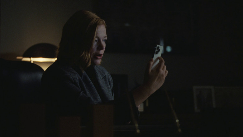 Apple iPhone Smartphones Used by Sarah Snook as Siobhan 'Shiv' Roy in Succession S04E08 "America Decides" (2023) - 369605
