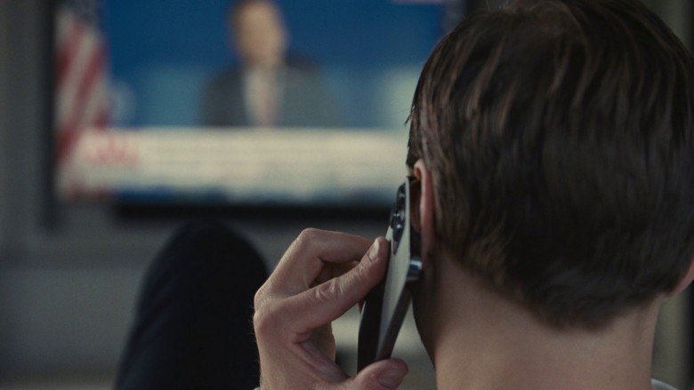 Apple iPhone Smartphone Used by Alexander Skarsgård as Lukas Matsson in Succession S04E09 "Church and State" (2023) - 372600