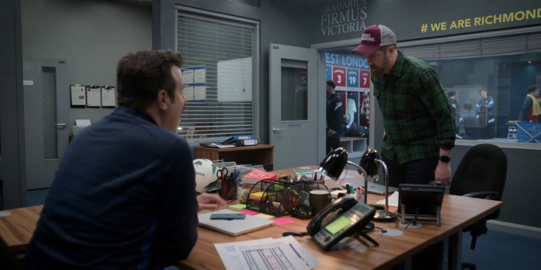 Apple iPhone and MacBook in Ted Lasso S03E12 "So Long, Farewell" (2023) - 375301