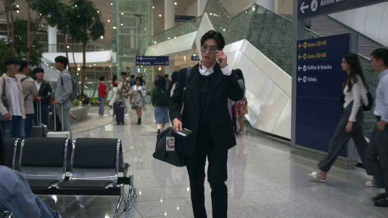 Gucci Bag of Sang Heon Lee as Min Ho in XO, Kitty S01E01 "XO" (2023) - 371440