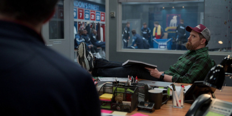 New Balance Sneakers, Apple MacBook and Smartwatch of Brendan Hunt as Coach Willis Beard in Ted Lasso S03E12 "So Long, Farewell" (2023) - 375371