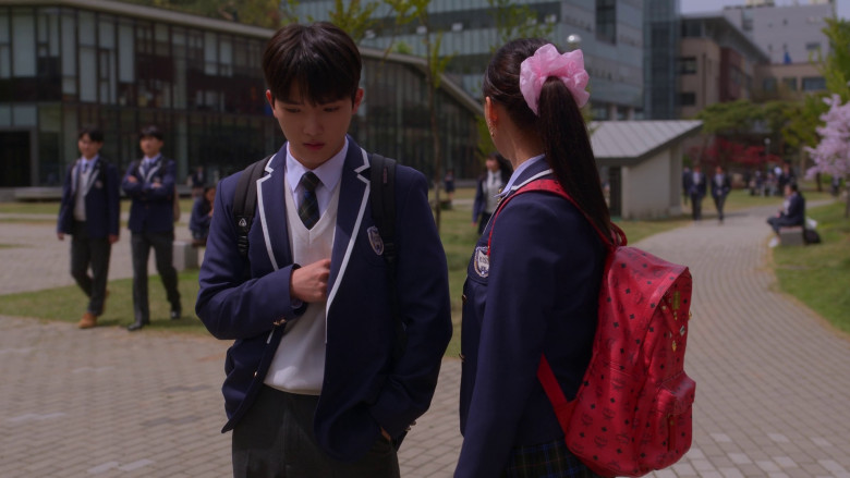 MCM Backpack of Gia Kim as Yuri Han in XO, Kitty S01E03 "KISS" (2023) - 371569