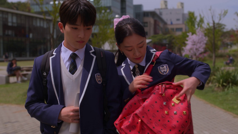 MCM Backpack of Gia Kim as Yuri Han in XO, Kitty S01E03 "KISS" (2023) - 371570