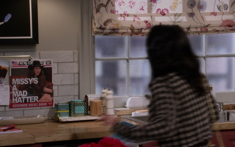 Fortnum & Mason Celebration Blend Loose Leaf Tea and New York Post in How I Met Your Father S02E13 "Family Business" (2023)