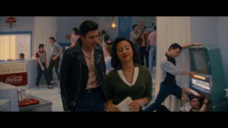 Coca-Cola Carbonated Soft Drink in Grease: Rise of the Pink Ladies S01E08 "Or at the High School Dance" (2023) - 371964