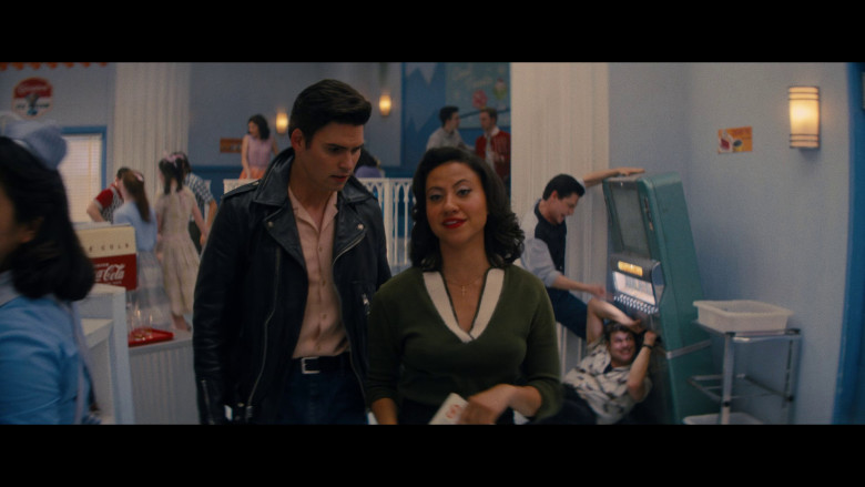 Coca-Cola Carbonated Soft Drink in Grease: Rise of the Pink Ladies S01E08 "Or at the High School Dance" (2023) - 371965