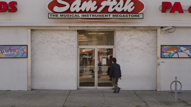 Sam Ash Music Store in Awkwafina Is Nora From Queens S03E03 "Love & Order" (2023) - 368828