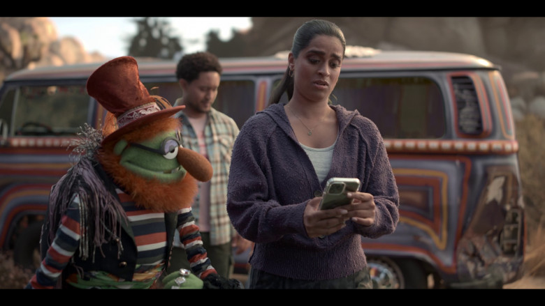 Apple iPhone Smartphone in The Muppets Mayhem S01E05 "Track 5: Break on Through" (2023) - 368727