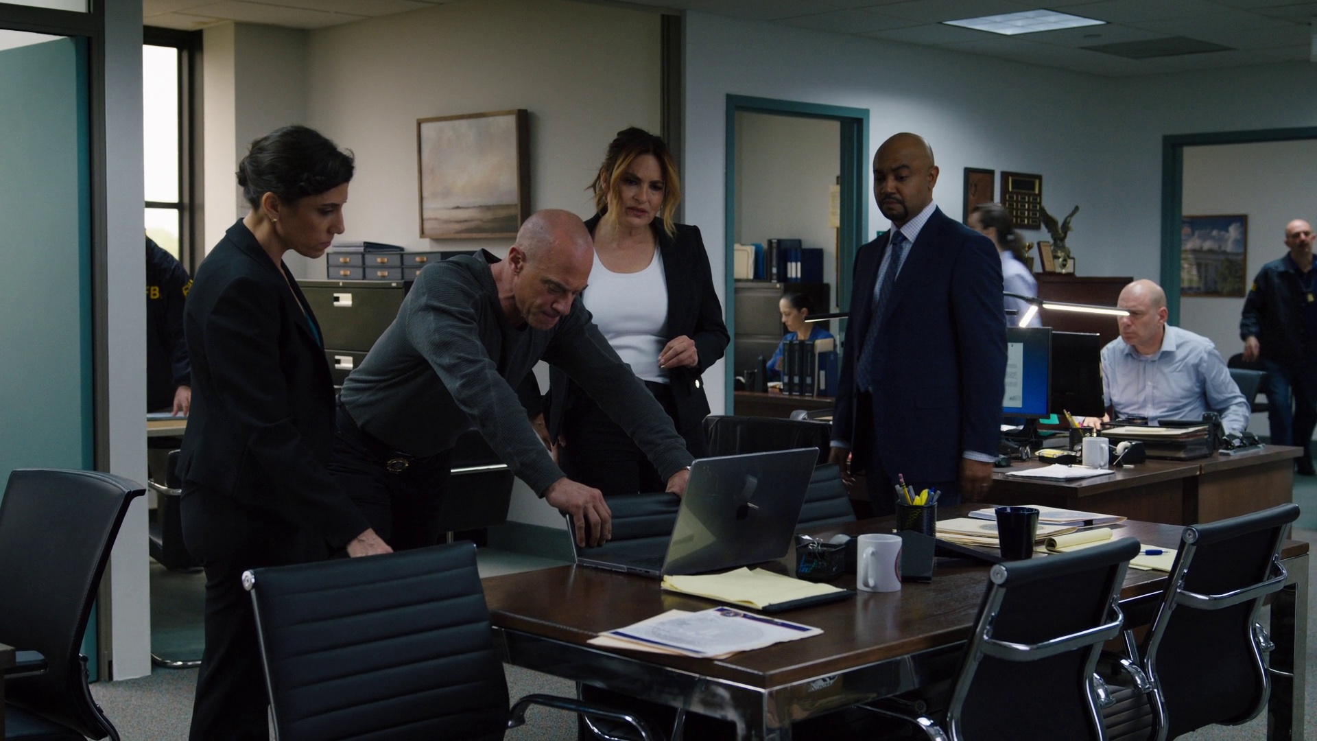 apple-macbook-laptops-in-law-order-organized-crime-s03e22-with-many