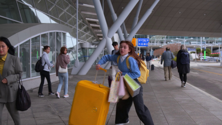 American Tourister Soundbox Yellow Suitcase of Anna Cathcart as Katherine Song Covey in XO, Kitty S01E01 "XO" (2023) - 371418