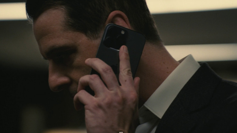 Apple iPhone Smartphone of Jeremy Strong as Kendall Roy in Succession S04E08 "America Decides" (2023) - 369592