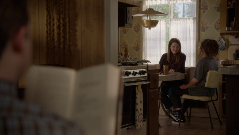 Vans Shoes in Young Sheldon S06E21 "A Romantic Getaway and a Germanic Meat-Based Diet" (2023) - 372587