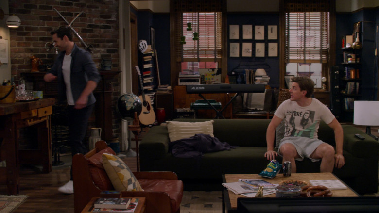 Ketel One Vodka, Alesis, Wise Snacks, Pepsi Can in How I Met Your Father S02E13 "Family Business" (2023) - 375176