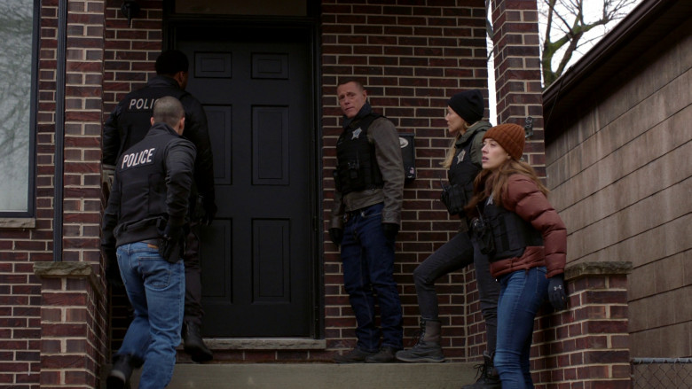 Under Armour Gloves in Chicago P.D. S10E21 "New Life" (2023) - 371893