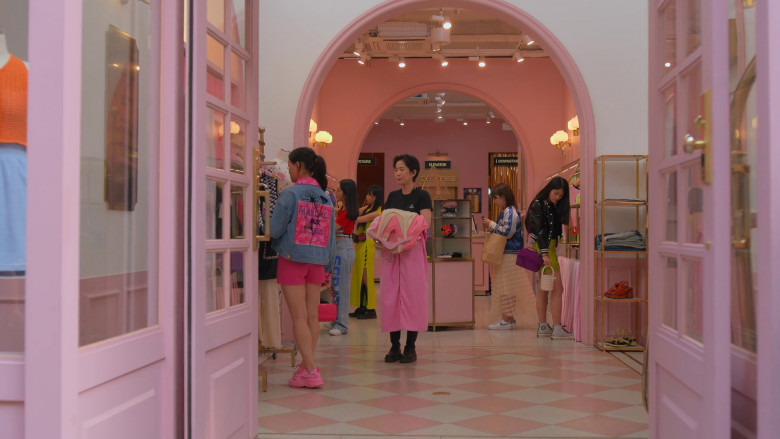 Stylenanda Pink Hotel in XO, Kitty S01E01 "XO" (2023) - 371480