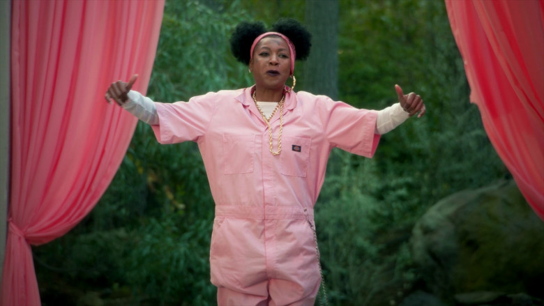 Dickies Pink Short Coveralls in A Black Lady Sketch Show S04E06 "Check Yo' Slack Every 5 to Stay Alive" (2023) - 372808