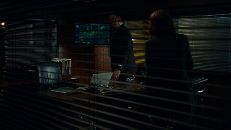 Apple MacBook Laptops in The Blacklist S10E11 "The Man in the Hat" (2023) - 368254