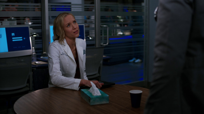 Kleenex Tissues in Chicago Med S08E22 "Does One Door Close and Another One Open?" (2023) - 374604